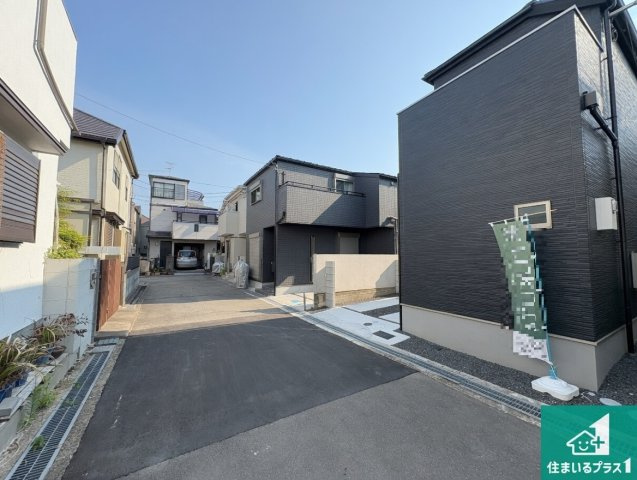 豊中市上野東　第1期　新築一戸建ての前面道路含む現地写真|周辺は閑静な住宅街！前面道路広々で車の出し入れも便利です。駐車が苦手な方でも安心して車庫入れできます！