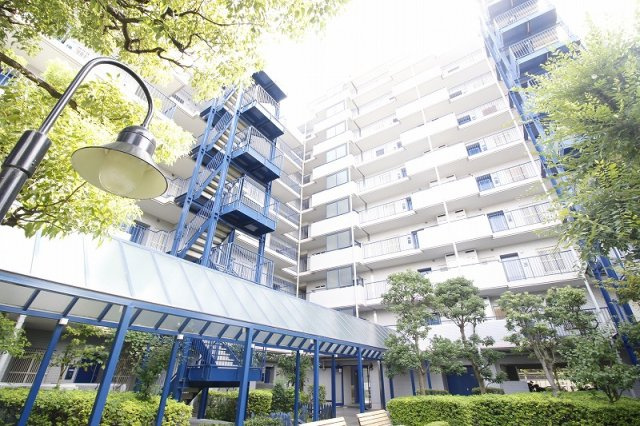 【外観】 | グランフィル和光（朝霞店） | 低層の住宅街に位置し、周辺は静かで暮らしやすい住環境です。