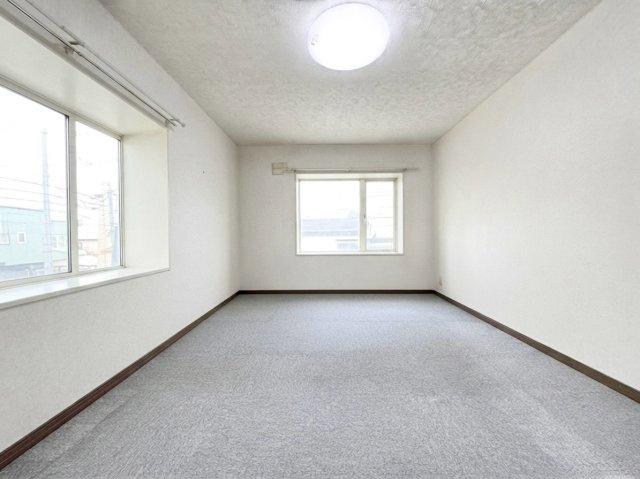 北49条東10丁目　一戸建ての洋室|階段を上がって中2階に位置する約8.76帖の洋室。※バーチャル加工により一部家具等を削除しております。