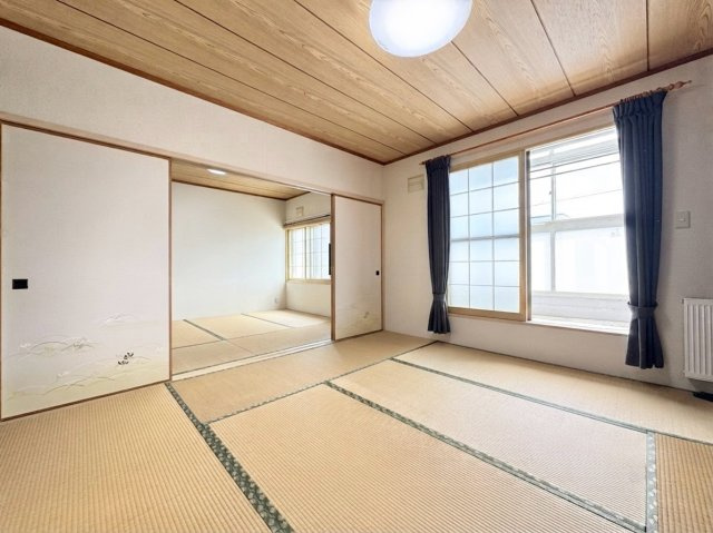 北49条東10丁目　一戸建ての和室|2階奥8帖洋室。6帖和室との続き間で、友人や親族が遊びに来ても皆さんでくつろぐことができる空間です♪※バーチャル加工により一部家具等を削除しております。