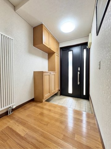 北49条東10丁目　一戸建ての玄関|広々とした玄関スペース。シューズボックスや暖房完備♪