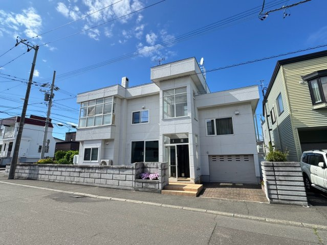 北49条東10丁目　一戸建ての前面道路含む現地写真|南西から撮影した外観。北海道の冬に特にうれしい広々とした道路に面しています♪