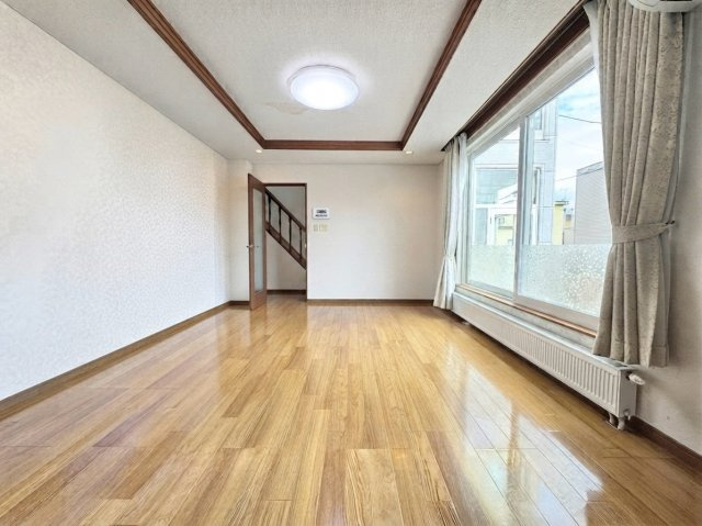 北49条東10丁目　一戸建ての居間・リビング|リビングダイニングを別角度から撮影。長方形のシンプルな形状の空間のため、家具等のレイアウトもしやすいご家族団らんのスペース。※バーチャル加工により一部家具等を削除しております。