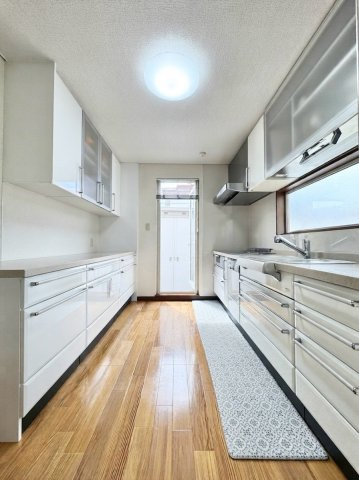 北49条東10丁目　一戸建てのキッチン|大容量のキャビネットを備えたキッチンスペースは約6帖の広さ♪窓があるため換気もしやすく、隣接するリビングとの風通しも◎※バーチャル加工により一部家具等を削除しております。