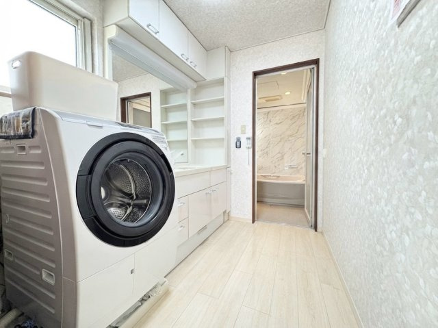 北49条東10丁目　一戸建ての独立洗面台|キッチンから行き来が可能な洗面脱衣スペース。ドラム式洗濯機を設置しても余裕のある広さ♪