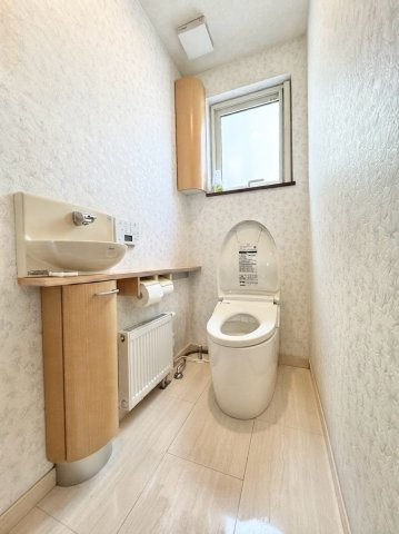 北49条東10丁目　一戸建てのトイレ|便利な手洗い場設置済みのトイレは、もちろんウォシュレット機能付♪