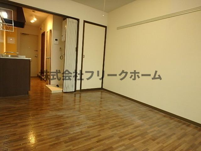 武蔵野市吉祥寺東町１丁目のアパートの居間・リビング