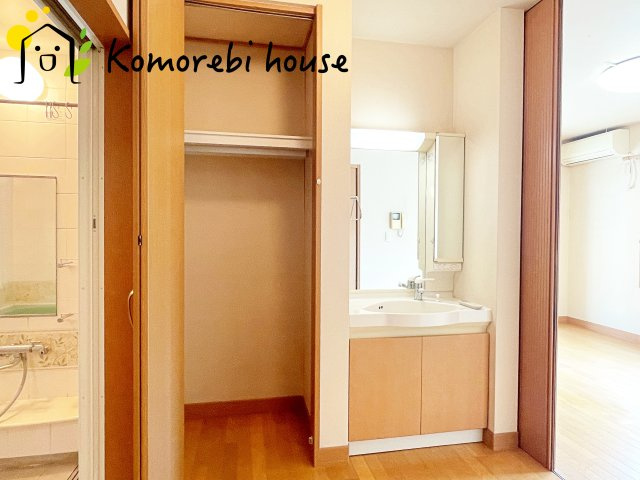 上尾市小泉　中古戸建の独立洗面台|独立洗面台、小物を置くことができて便利です
