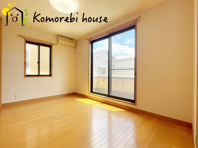 上尾市小泉　中古戸建の洋室|明るい洋室です