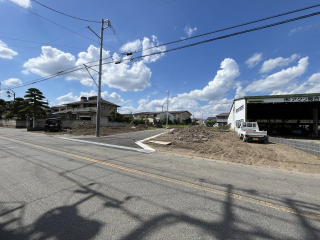 【前面道路含む現地写真】 | 【富岡市富岡第1期　現地外観】
※令和８年８月時点