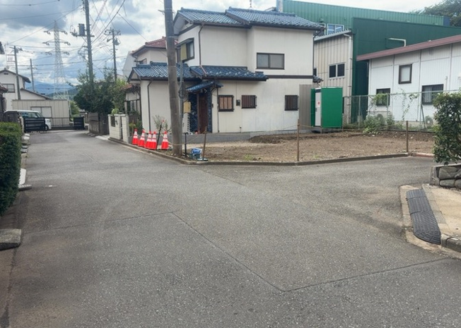 【前面道路含む現地写真】 | 住宅用の土地では前面道路に2m以上接していなければならないと法律で定められています。しかし、お持ちの車のサイズやライフスタイルなどにより、2mでは利便が悪い場合もございますので、事前に確認しましょう。