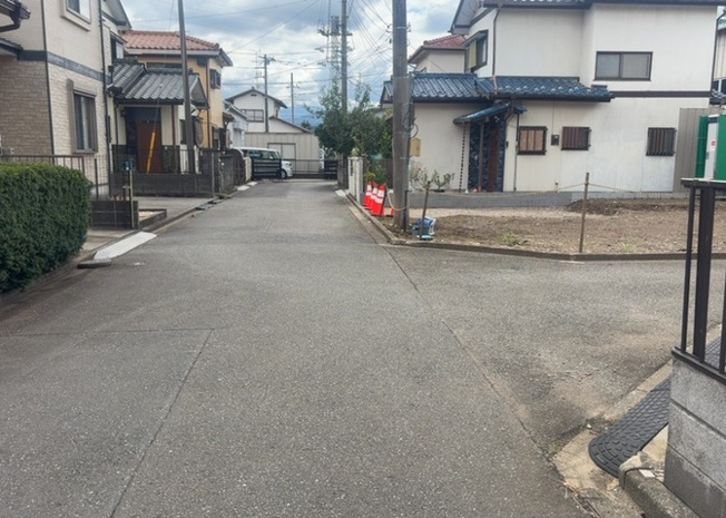 【前面道路含む現地写真】 | お持ちの車種によっては前面道路が広い方が便利でしょう。しかし、前面道路が広ければその分交通量が多くなるため、騒音などが気になる場合があります。実際に現地を見学し、周辺交通量や騒音などを確認しましょう！