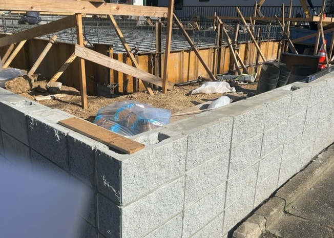 【前面道路含む現地写真】 | 住宅用の土地では前面道路に2m以上接していなければならないと法律で定められています。しかし、お持ちの車のサイズやライフスタイルなどにより、2mでは利便が悪い場合もございますので、事前に確認しましょう。