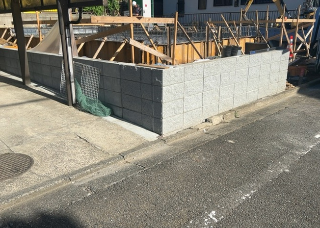【前面道路含む現地写真】 | お持ちの車種によっては前面道路が広い方が便利でしょう。しかし、前面道路が広ければその分交通量が多くなるため、騒音などが気になる場合があります。実際に現地を見学し、周辺交通量や騒音などを確認しましょう！