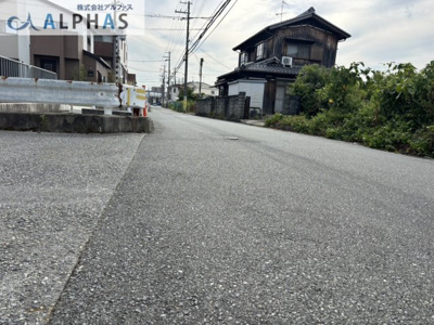 【前面道路含む現地写真】 | 加古川市平岡町高畑　築浅一戸建て | ◆前面道路が広々としており、解放感たっぷり♪
車の出し入れもしやすく、ゆとりを感じれる住環境です♪