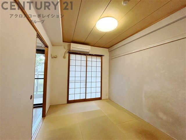 押入れは季節の衣類、寝具などを収納できます。伝統的な美しさと実用性が融合し、収納物を保護する調湿・換気効果があります。使い方によっては書類や小物なども効果的に整理でき空間を有効活用できます。