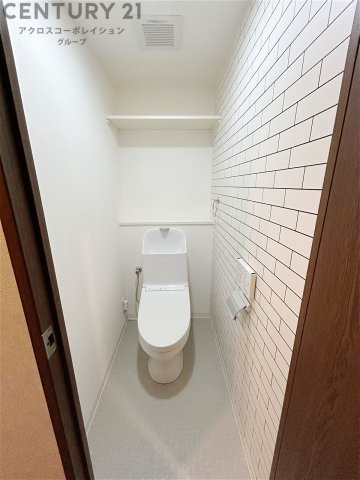 温水洗浄便座付トイレは温水洗浄機能により、暖かい水でおしりを洗浄することができ、冷たい水を使う従来の便座に比べ、温水洗浄機能で暖かいトイレを提供し、快適な使用を可能にします。