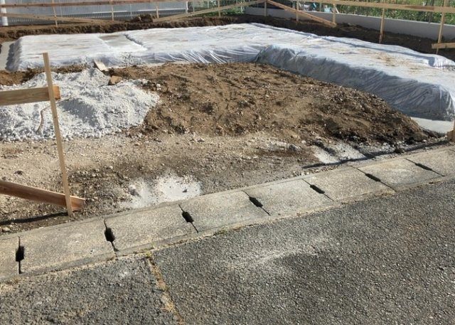 【バルコニー】 | バルコニーは、室外の専用スペースのうち、「屋根がなく開放された空間」であるものを指します。ベランダより広いタイプのものが多く、日当たりもよいため家庭菜園などを楽しみたい人にとって適した環境となります。