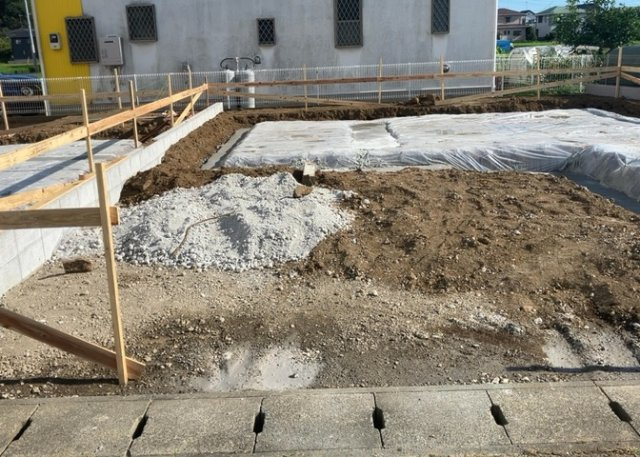 【構造・工法・仕様】 | 木造住宅とは土台、壁、柱など建築物の強度を支える構造体の材に木が使用されている構造を指します。構造体は建物の自重を支えるだけではなく風圧や水圧、積裁荷重などあらゆる衝撃に耐えるための基礎です。