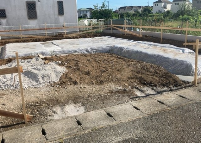 【冷暖房・空調設備】 | 基礎パッキング工法とは、床下の換気確保のため基礎と土台の間に緩衝材を挟み込む工法です。土台の下に数十センチの間隔で設置されるため、全体的な隙間が生まれます。床下換気口に比べて高い通気性が確保されます。