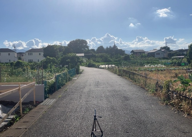【前面道路含む現地写真】 | 道幅が狭い場所は比較的土地の値段が低いことが多く、また交通量が少ないため騒音が少なく静かな環境で過ごせます。また、小さいお子様がいるご家庭も安心です。一方で車の駐車が難しいというデメリットもあります。