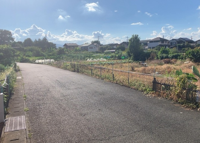 【前面道路含む現地写真】 | 道幅が広い場所は日当たりや風通が良好です。幅が広いのですれ違いも可能ですし大きな車でも駐車可能！一方で、大型車が通ることも多くなるため交通量の増加により騒音に繋がります。また土地の値段が高くなります。