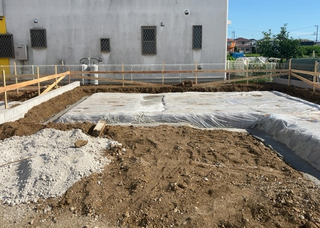 【外観】 | 現在は更地となっています。現地をご見学に行く際は、道路の幅や周辺の交通量、施設などをご確認頂くことをおすすめします！ある程度イメージをつけたいという場合は、同売主の施工事例や完成パースもお見せします。
