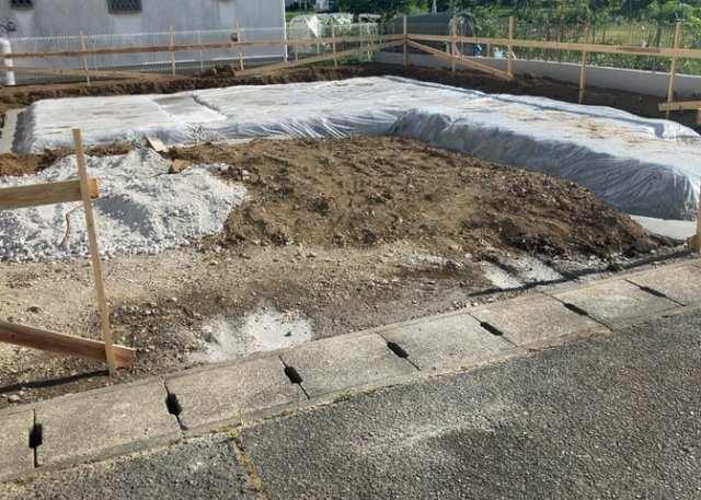 【玄関】 | 玄関は、狭すぎると複数人で使いにくく、広すぎても無駄な空間になりがちです。最低2畳を目安にして、家の広さとの兼ね合いや家族の人数を考慮して決めるとよいでしょう。現地を見学して快適な玄関を選びましょう！