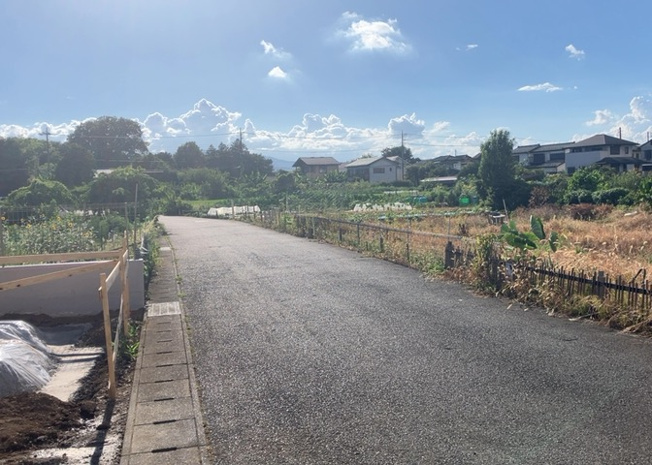 【前面道路含む現地写真】 | 住宅用の土地では前面道路に2m以上接していなければならないと法律で定められています。しかし、お持ちの車のサイズやライフスタイルなどにより、2mでは利便が悪い場合もございますので、事前に確認しましょう。