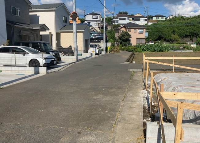 【前面道路含む現地写真】 | お持ちの車種によっては前面道路が広い方が便利でしょう。しかし、前面道路が広ければその分交通量が多くなるため、騒音などが気になる場合があります。実際に現地を見学し、周辺交通量や騒音などを確認しましょう！