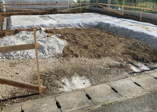 【庭】 | 庭があることでガーデニングや家庭菜園はもちろん、こどもの遊び場やペットを放して遊ぶことができます。また、家の周囲に余裕があるということです。隣地との間があれば、十分な日当たりと、風通しが確保できます。