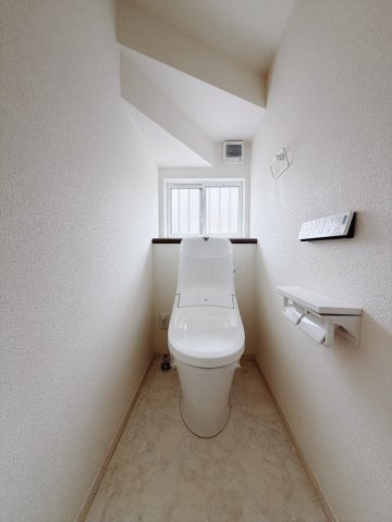 【中古戸建】行田市大字持田のトイレ|■トイレ｜1階と2階にトイレがございます♪壁には小物を置けるスペースがあるのでトイレットペーパーのストックを置いておくのにも便利です♪写真などを飾ってもおしゃれですね♪