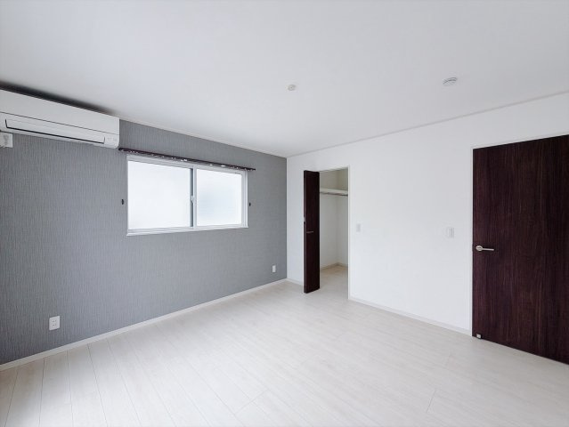 【中古戸建】行田市大字持田の洋室|■洋室｜お洒落なアクセントカラーが入っているので、シックな雰囲気になっております。落ち着いた雰囲気で夜はよく眠れそうですね♪