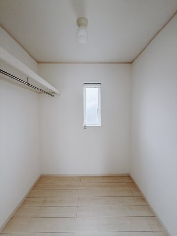 【中古戸建】行田市大字持田の収納|■WIC｜お気に入りのお洋服もシワを作らずきれいに管理ができる夢のウォークインクローゼット！今お使いの収納ケースもスッポリそのまま収まる広さです♪