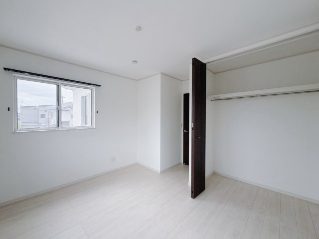 【中古戸建】行田市大字持田の洋室|■洋室｜木目調のフローリングは、ほっと心和む空間。様々な種類のインテリアグリーンを取り入れれば緑あふれる明るい空間にもなります。