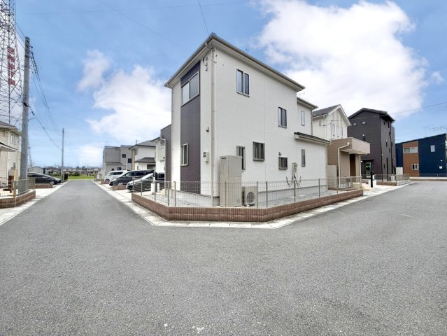 【中古戸建】行田市大字持田の外観|■外観｜角地に位置しているため開放感があり、日当たりや風通しも良好で、快適な生活環境が整っています♪