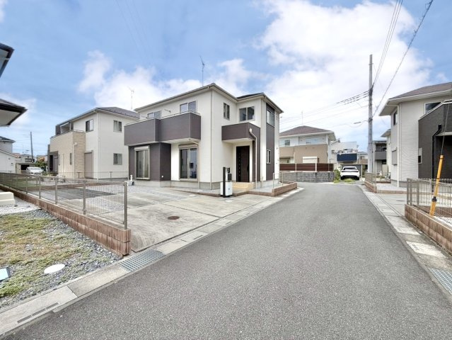 【中古戸建】行田市大字持田の外観|■外観｜住宅街の中でも圧迫感が少なく、のびのびとした暮らしが叶う立地となっています♪