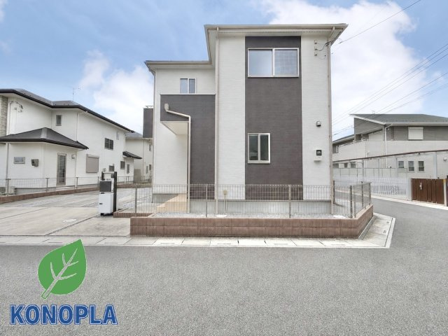 【中古戸建】行田市大字持田の外観|■外観｜前面道路が広く見渡しが良いため、車の出入りやすれ違いもスムーズで日々の運転も安心して行えます♪