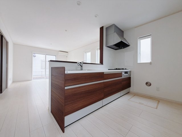 【中古戸建】行田市大字持田のキッチン|■キッチン｜出来上がった料理を運びやすいダイニング♪お料理中も家族との会話がはずみます♪