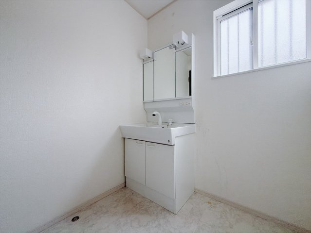 【中古戸建】行田市大字持田の独立洗面台|■洗面室｜洗濯機を置いてもゆとりある広さの洗面脱衣室です♪三面鏡の洗面化粧台なので身支度もしやすくおしゃれが好きな方にも嬉しい設計です♪窓があるので換気の際も楽ちんです♪