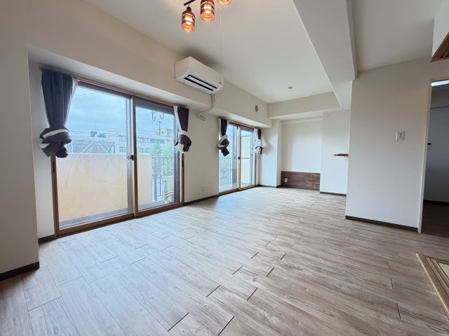 ダイアパレス前橋南町の居間・リビング|■南面に十分な開口の取れたリビングダイニング