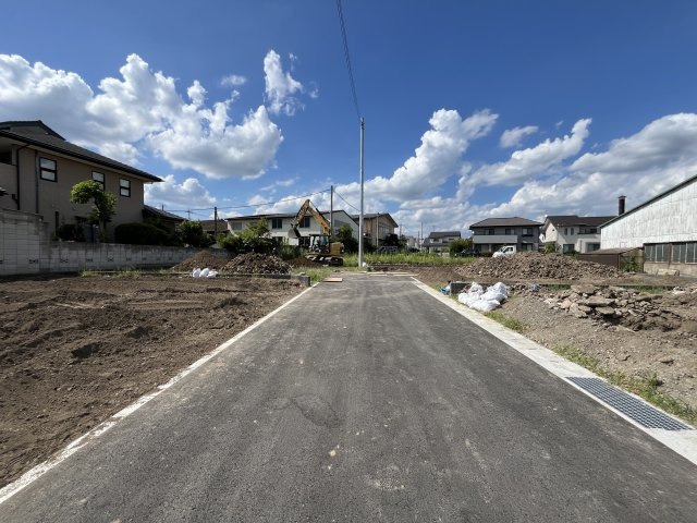 【前面道路含む現地写真】 | 【富岡市富岡第1期　現地外観】
※令和８年８月時点