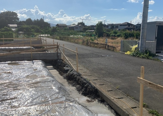【前面道路含む現地写真】 | 住宅用の土地では前面道路に2m以上接していなければならないと法律で定められています。しかし、お持ちの車のサイズやライフスタイルなどにより、2mでは利便が悪い場合もございますので、事前に確認しましょう。