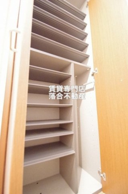 【収納】 | グランデュール橋本 | 広々天井高シューズ収納