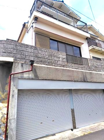 宮丘町1丁目の駐車場|2026年4月　シャッター塗装済み
盗難の被害や雨や風などから車を守れる、シャッター付き車庫