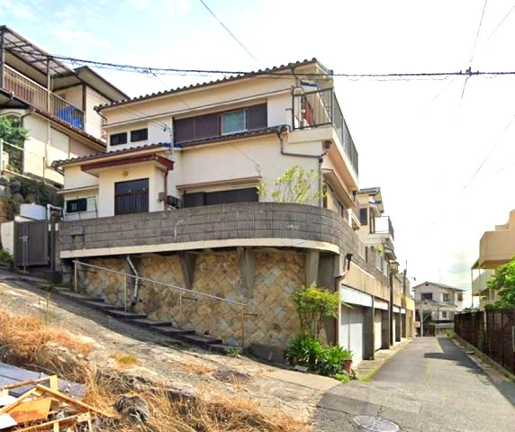 宮丘町1丁目の外観|角地の一戸建ては他の建物との隣接面が少ないので開放感があります