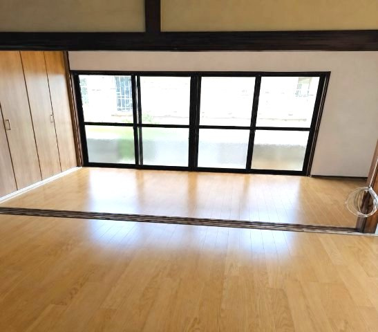 宮丘町1丁目の居間・リビング|おひさまの光をたっぷりと取りこめるリビングでゆったりと過ごしませんか