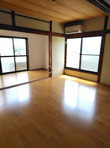 宮丘町1丁目の居間・リビング|リビングダイニングにある物入は、掃除機や日用品のストックなど色々な収納に使えて便利