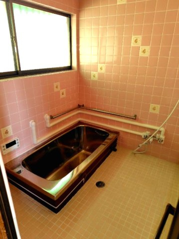 宮丘町1丁目の浴室|窓のある浴室は、換気ができ明るいです