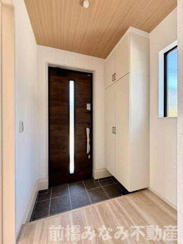 【新築】前橋市北代田町2期　２号棟(全３棟)　アーバンスタイル　新築建売分譲の玄関|収納もある玄関です